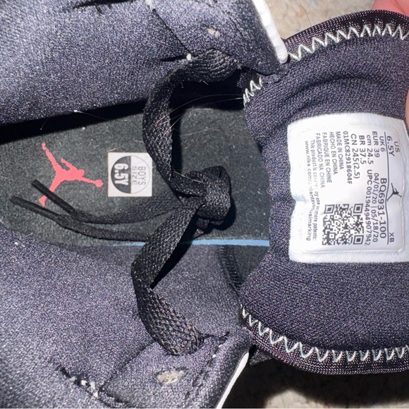 Air Jordans Mid red/black/white 
Boys size 6.5 (fit women's size 7-7.5) - Picture 3 of 3